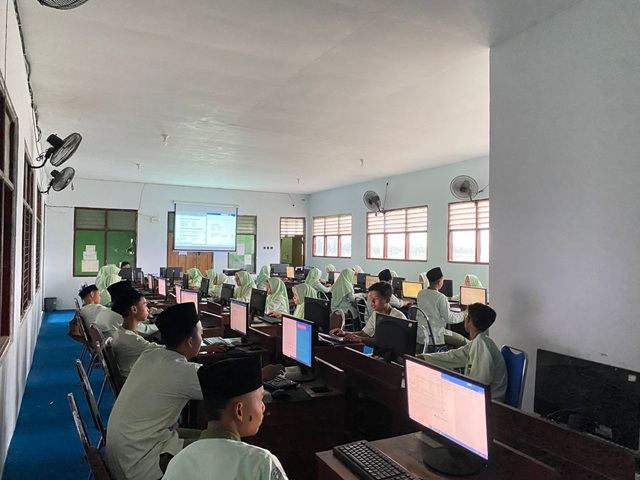 Siswa MTs Nurul Qur'an belajar di laboratorium komputer