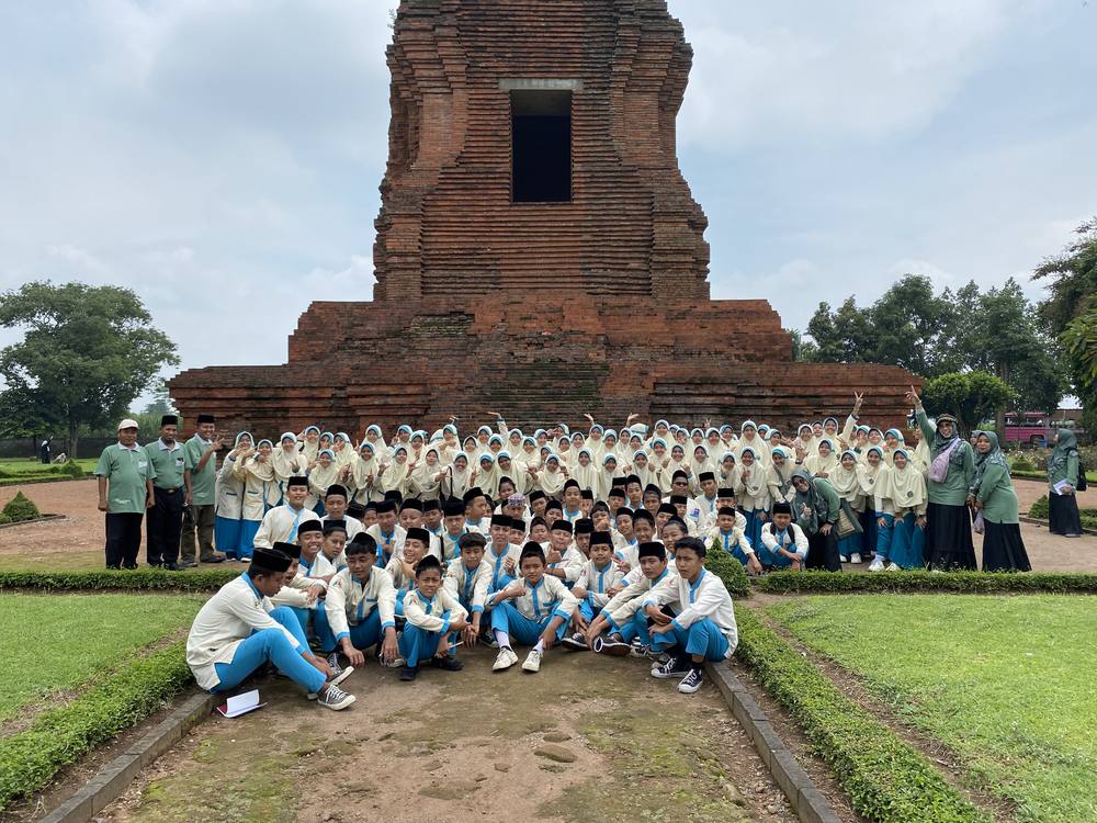 Kunjungan study tour siswa ke situs Candi Trowulan